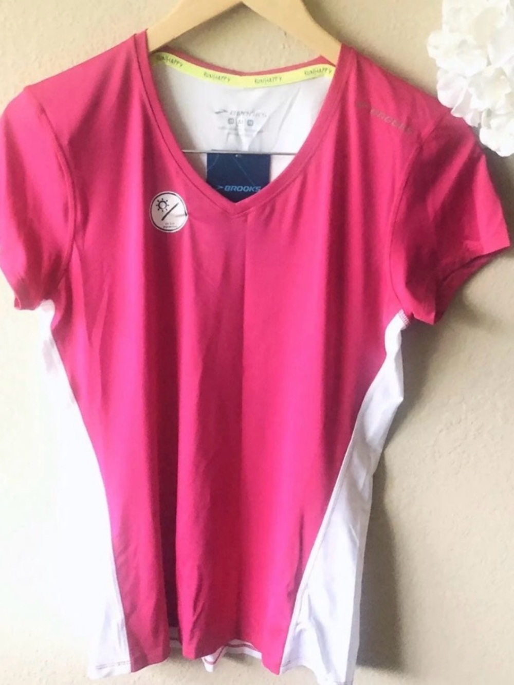 Brooks Runnig Women's Pink V-Neck Short Sleeve Tee